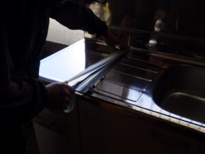 調理台と流し台は、分かれている為、アルミテープを貼り、繋げていきます。