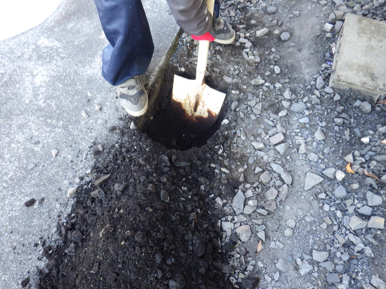 主柱の穴掘り（深さ約300mm）