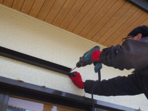 垂木掛けの取り付けから行っていきます。