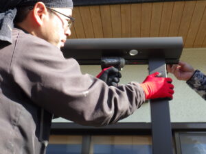 前枠と柱の取り付けを行っていきます。