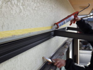 コーキングが不要な部分に塗布しないよう、マスキングテープを貼り、クリアのコーキングで充填していきます。