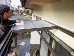 コーキング充填後は、屋根パネルの取り付けを行います。。 養生シートを剥がし、前枠・垂木掛けに嵌めこみ、取り付けていきます。