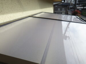 コーキング充填・屋根パネル取り付け完了になります。