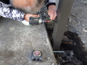 雨樋の取り付けを行っていきます。 でんでんを取り付けている様子になります。