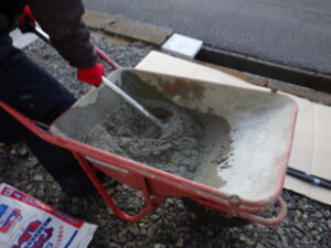 モルタルを滑らかにすることで、細部までモルタルが充填され、隙間が無くなることで主柱の固定強度が増します。