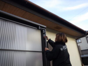 専用接着剤を竪樋とエルボに塗布し、竪樋とエルボを繋げていきます。