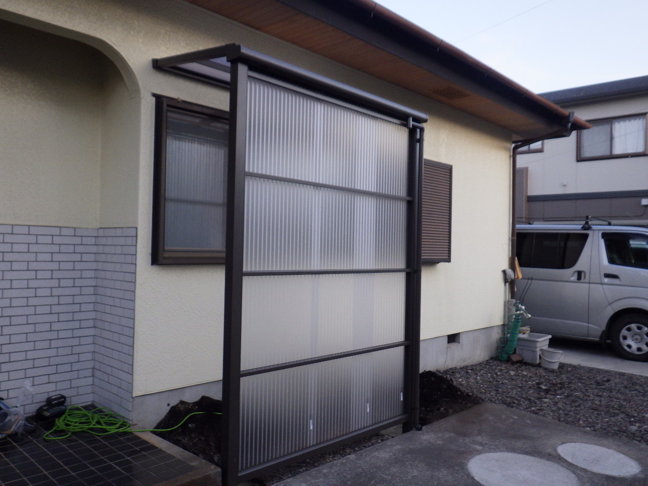 施工後：LIXILスピーネ＋スクリーン波板で荷物置き場を確保