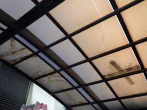 既存のポリカ平板は経年劣化により、亀裂があり、触れた瞬間にボロボロになってしまうほどでした。