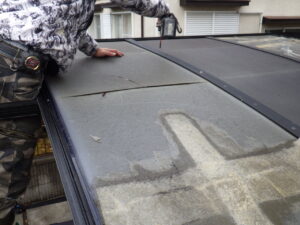 既存の屋根材の解体を進めて行きます。
