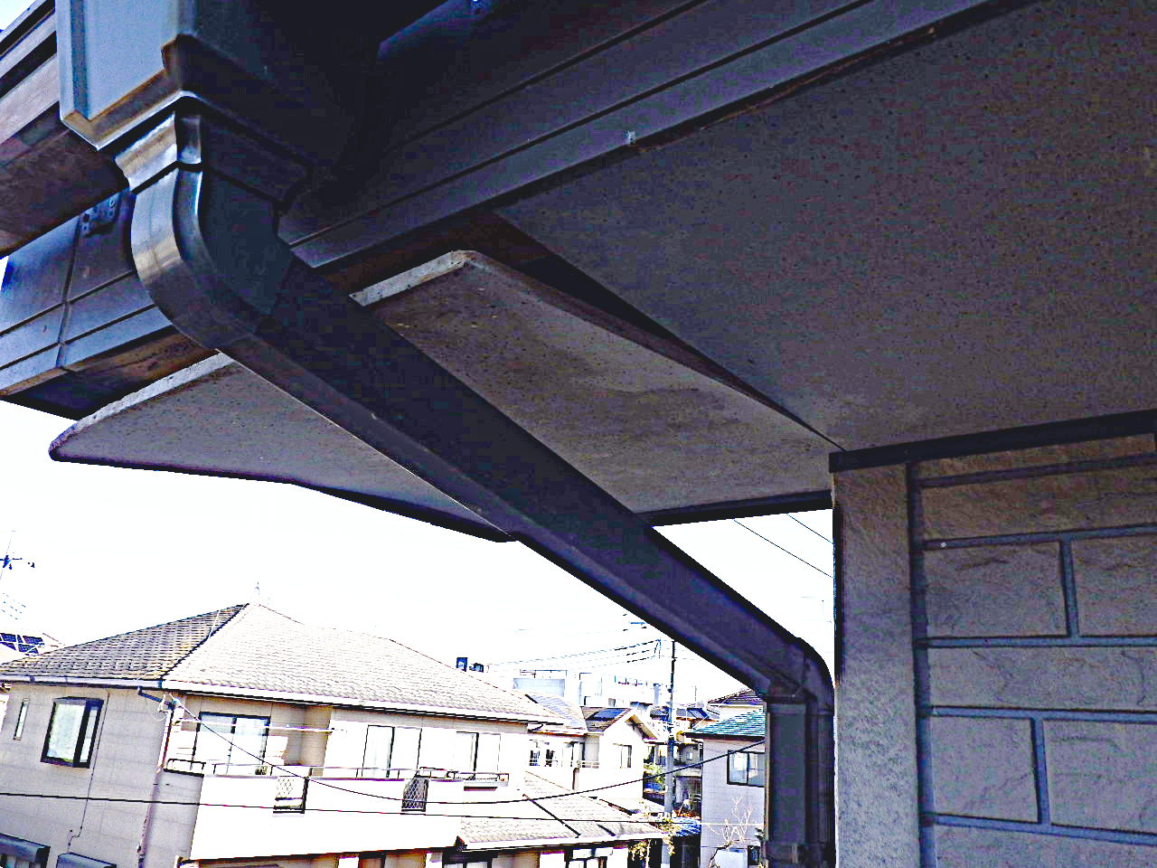 軒天が剥がれて垂れ下がっている様子