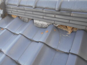 下屋根　南面一部漆喰が剥がれていた。