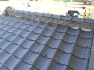 下屋根　北面漆喰入れ替え工事前