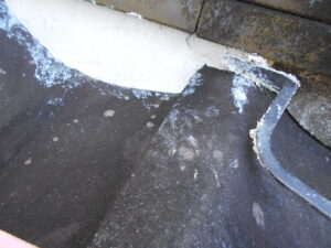 下屋根の漆喰入れ替えを行っている様子。