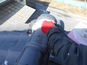 鬼首漆喰巻きの様子。