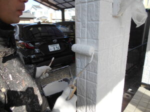 上塗りを行っている様子。