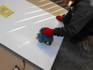 キッチンパネルを切っている様子。