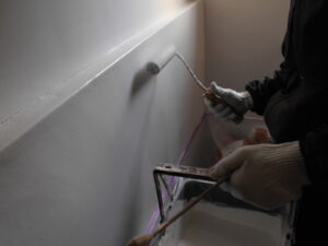 平面はローラーを使用して塗っていきます。