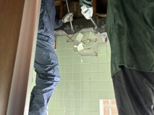 浴室解体を進めて行きます。 天井から解体を行っていきます。