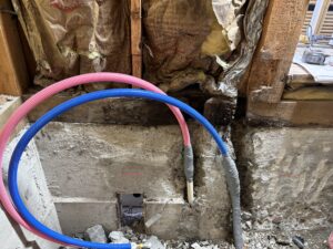 給湯管・給水管の取り付け完了になります。