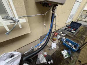 給湯器の管の接続も完了になります。