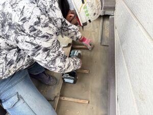 瓦撤去後は、掃除を行い、既存の下地をカットしていきます。