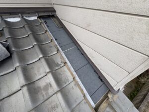 ルーフィング張り完了になります。 ルーフィングを張ることで、屋根の防水や雨漏りの防止をして、家や建物内部を雨水から防ぐことが出来ます。