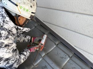 既存の瓦を元に戻し、コーキング充填を行っていきます。 コーキング充填を行うことで、雨漏りの防止・瓦のズレ・飛散の防止・ひび割れ補修などに効果があります。 経年劣化による隙間を埋めたり、強風や地震から屋根の耐久性を高める為のに重要になります。瓦同士の連結や棟部分の崩れ防止にも繋がります。
