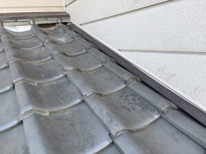 明日は、棟部分の漆喰を入れていき、雨漏り修繕工事が完了になります。