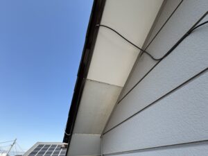 軒天にボンドが付いていなかったため、しっかりと固定されておらず、強風などで軒天が落下したと考えられます。