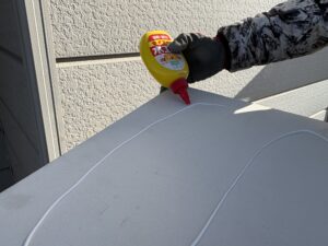 カットした軒天材に木工用ボンドを塗布し、張り付けていきます。