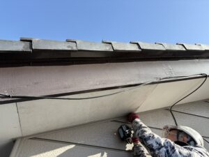 ビスで軒天材を固定していきます。