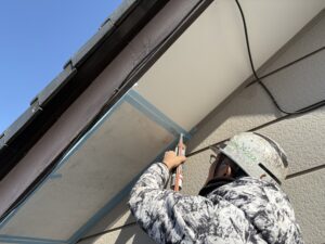 コーキング充填を行っていきます。 軒天同士の隙間などにコーキング充填をし、雨水の侵入を防いでいきます。