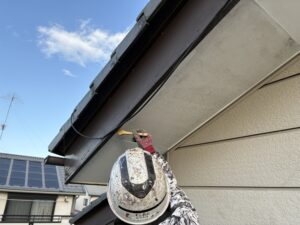 軒天塗装１回目を行っていきます。