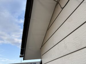 軒天塗装１回目完了になります。 軒天塗装は、１回目だけでは、必要な耐久性や防水性、短期間での剥がれや雨漏りが発生するため、必ず２回は塗装をしないといけません。