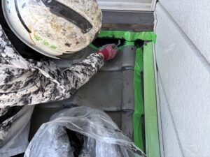 施工中、漆喰の汚れが付かないよう、ピーテープを貼り、漆喰入れ・断面造りを行っていきます。 この時、漆喰の入れすぎに注意していきながら、断面造りをしています。 棟瓦からはみ出るほど、厚く入れられた漆喰は、直接雨風にさらされる面が大きくなるので、劣化を速めてしまいます。