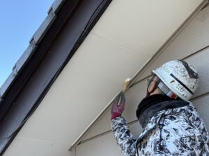 軒天塗装(２回目)の作業に移ります。 最初に刷毛でダメ込みを行い、その後にローラーでキレイに仕上げていきます。