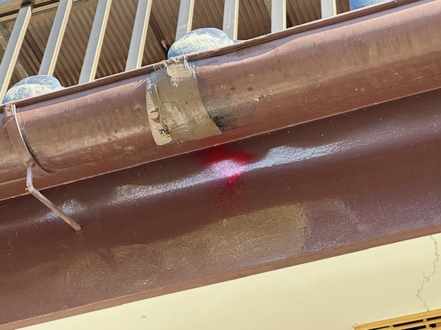 補修前（軒樋の劣化・破損）