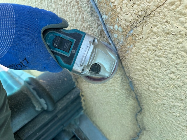 幅のあるヒビ補修（U/Vカット→充填）の様子