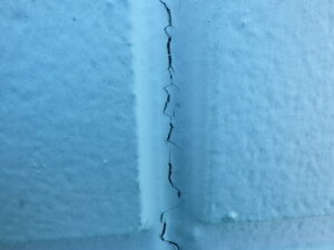 目地部分にクラックあり。