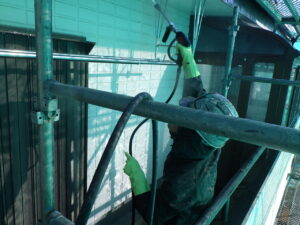 ベランダの洗浄を行っています。