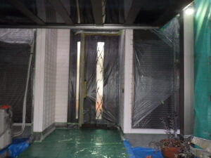 ドアの養生完了。