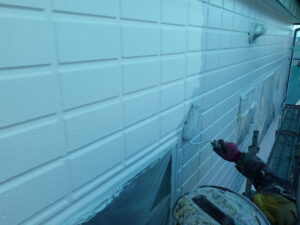 ２階から中塗りを進めて行きます。