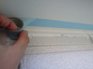 外壁と軒天の取合いにマスキングテープを貼っています。