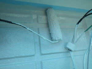 平面をローラー１回目塗布していきます。