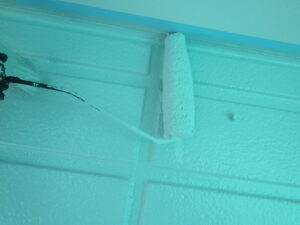 外壁と軒天との取合いの上塗りを行っています。