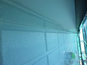 外壁と軒天との取合い上塗り完了。