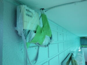 ベランダ外壁と軒天の取合い上塗り完了。