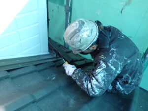 中塗り塗装中の様子になります。