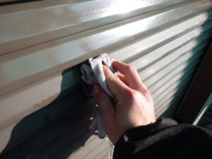 最初に雨戸・戸袋にトシンを塗っていきます。 トシンを塗ることで、汚れている戸袋を綺麗に仕上げ、耐久性も向上します。