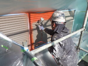 養生完了後は、防錆の吹き付け塗装を行っていきます。